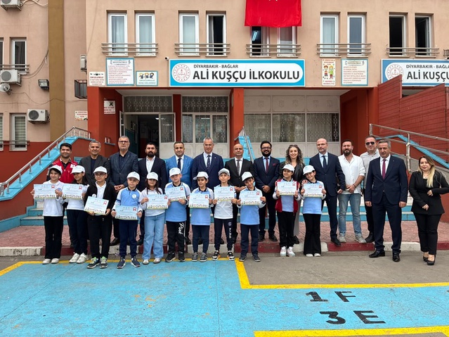 Diyarbakır'da sağlık programı 14 bin öğrenciye ulaştı, rozet ve diş fırçası dağıtıldı