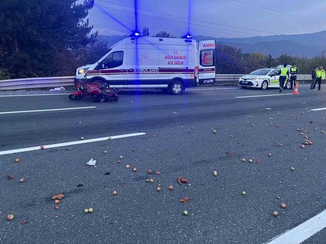 Tosya'da D100'de otomobille çarpışan üç tekerlekli motosikletin sürücüsü yaralandı
