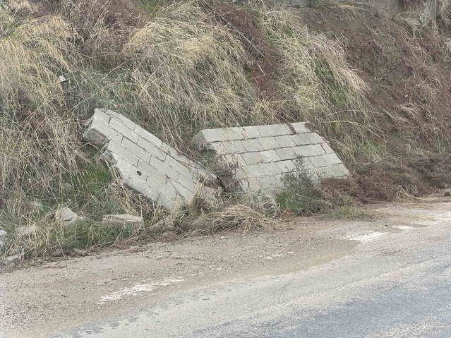 İddiaya göre Bursa Mudanya'da istinat duvarı yıkıldı, sürücülere tehlike oluşturuyor