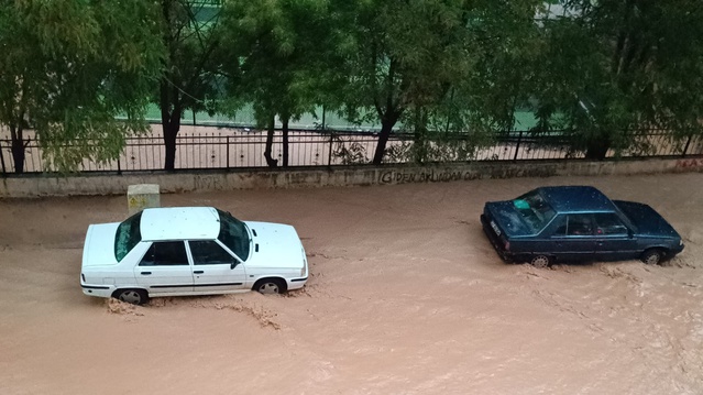 Adıyaman’da sağanak: Araçlar suya gömüldü, caddeleri su bastı