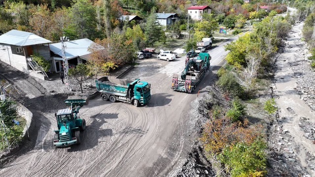Erzurum Uzundere'de sel ve rusubatı DSİ 8. Bölge ekipleri temizliyor