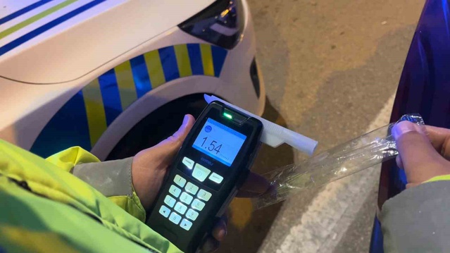 Uygulamadan geri viteste kaçmak isteyen sürücü trafik lambasına çarptı