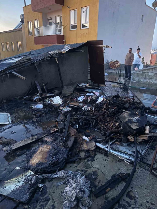 Adıyaman Kahta'da 3 katlı evin çatısındaki yangın alt katlara sıçramadan söndürüldü