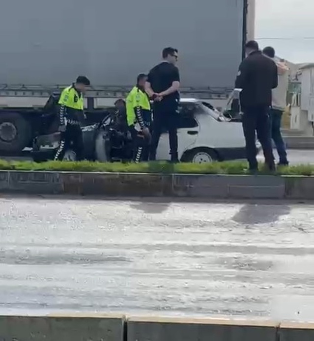Konya Karapınar'da otomobilin motoru alev aldı, yangın itfaiyece söndürüldü