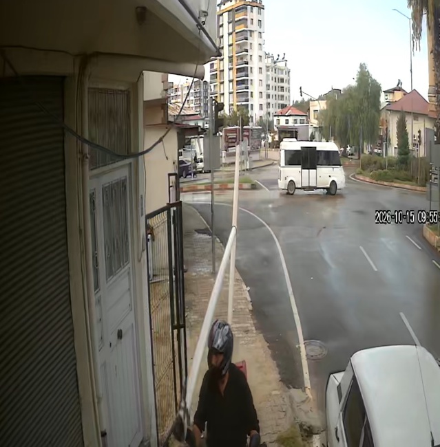 Adana Kozan'da su borusu kuryenin başına düştü, kask sayesinde yara almadı