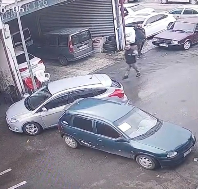 Diyarbakır'da arızalı aracını ustaya götüren sürücü kaza yaptı, anı kamerada kaldı