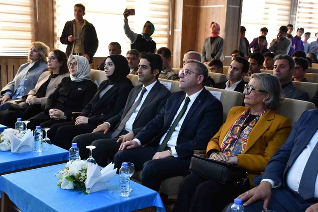 Sarıkamış Fen Lisesi'ndeki kütüphane Vali Polat'ın katılımıyla açıldı