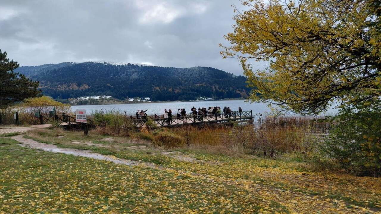 Abant Gölü’nde sararan yapraklar karla buluştu