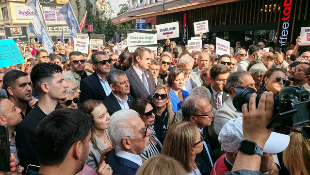Özgür Özel, İzmir'de gazetecilerin yürüyüşüne katılarak iki sıra arkada yürüdü