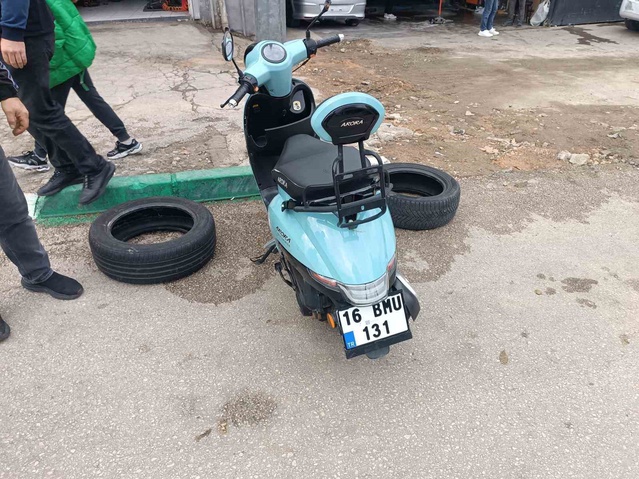 Bursa Osmangazi'de karşıya geçen yayaya motosiklet çarptı, yaya ağır yaralandı