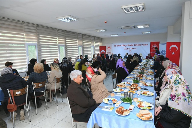 Balıkesir'de kayıtlı 7 bin 88 kadın çiftçi var, Vali Ustaoğlu kadınlarla buluştu