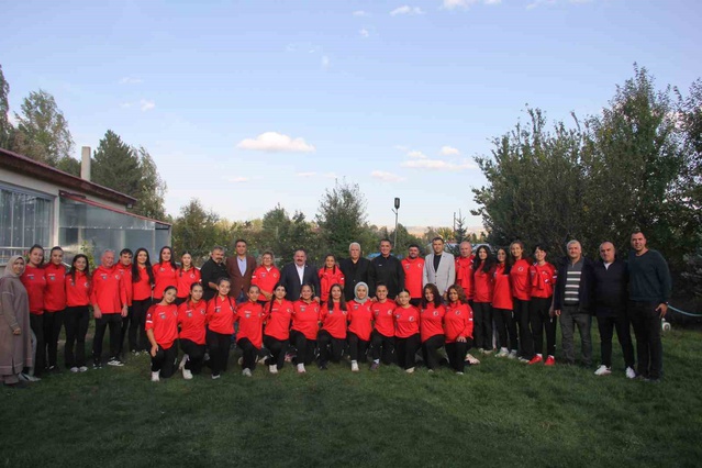 İşitme Engelli Kadın Güreş Milli Takımı, 22 sporcuyla Sivas kampını tamamladı