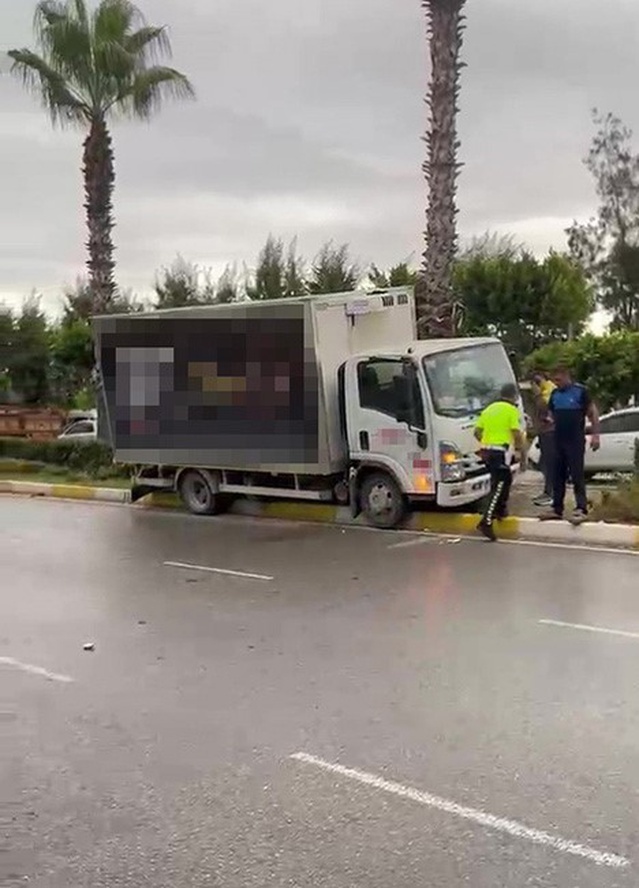 Antalya Manavgat'ta kamyonet sürücüsü fenalaşıp refüje çıktı, yaralandı