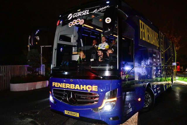 Fenerbahçe otobüsü tesislere döndü! Görenler şaşırdı