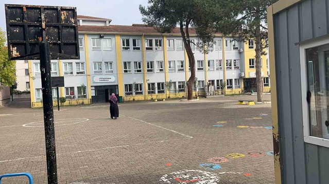 Sakarya Pamukova'da kavgayı ayıran hizmetli darbedildi, öğretmen baygınlık geçirdi