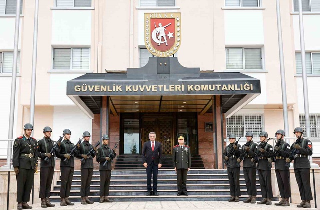 KKTC Cumhurbaşkanı Erhürman, iki komutanla görüşüp plaket takdim etti