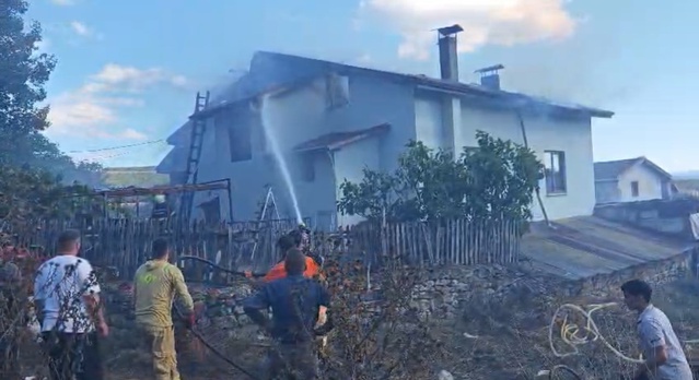 Karabük Safranbolu'ya bağlı Düzce köyünde çatı yangını itfaiye ekiplerince söndürüldü