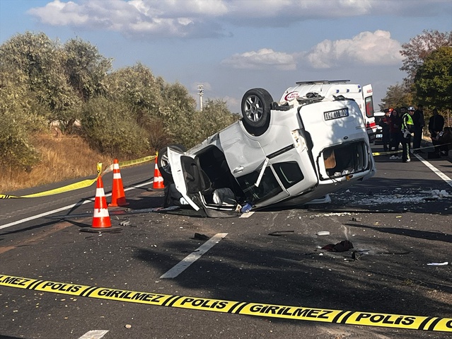Nevşehir Hacıbektaş'ta refüje çarpıp devrilen araçta 1 kişi öldü, 2 kişi yaralandı