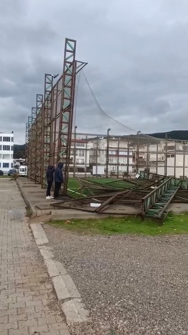Bursa Karacabey'de fırtına halı sahanın direklerini yıktı, hasar kameraya yansıdı