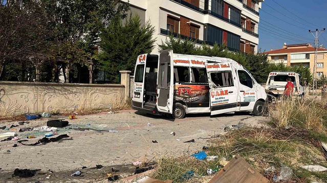 Konya'da rehabilitasyon servisi minibüsü otomobille çarpıştı, 8'i çocuk 9 yaralı