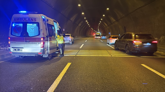 Bolu Dağı Tüneli'nde takla atan otomobilde 4 kişi yaralandı, tır sürücüsü kaçtı