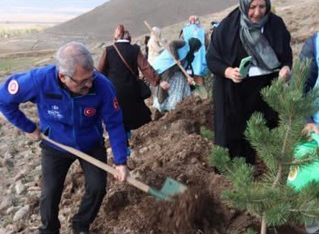 Erzurum Pasinler'de DİTİB Hatıra Ormanı fidan dikiminin ardından dualarla açıldı