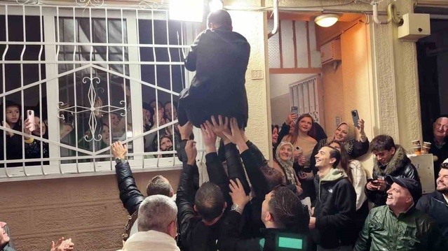 Bursa'da damat, sağanak altında evinin duvarına tırmanarak hünerlerini sergiledi