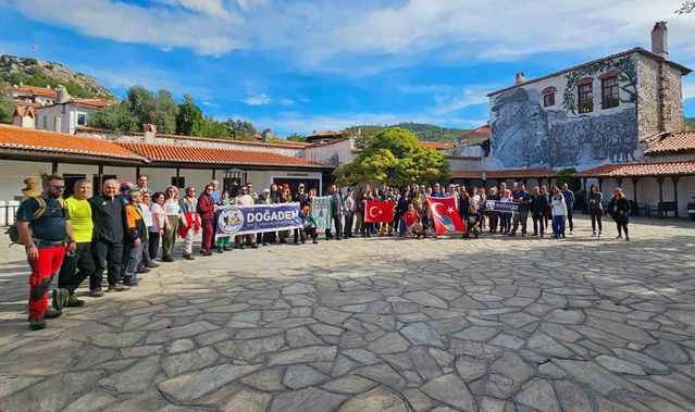 Denizli Doğaden üyeleri, Muğlalı dağcılar rehberliğinde 13 kilometre yürüdü