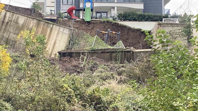 Kocaeli Başiskele'de sitenin istinat duvarı çöktü, kayan toprak çocuk parkını yuttu