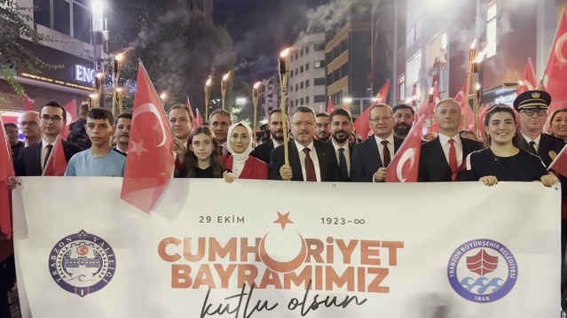 Trabzon'da Cumhuriyet Bayramı fener alayı ve resepsiyonla kutlandı