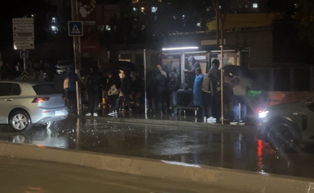 Sağanak Sarıyer Ayazağa'da açık otoparkı suya çevirdi, bir sürücü araçta mahsur kaldı