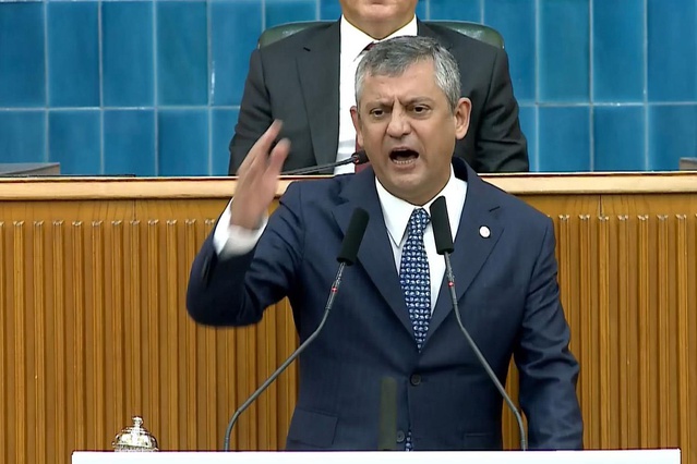 Özgür Özel'den Cemil Tugay'a içinde "Namussuz" geçen ağır sözler