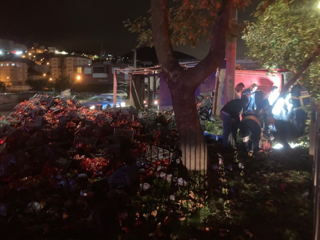 Samsun Tekkeköy'de biber yüklü kamyon refüje çarpıp yan yattı, 2 kişi yaralandı