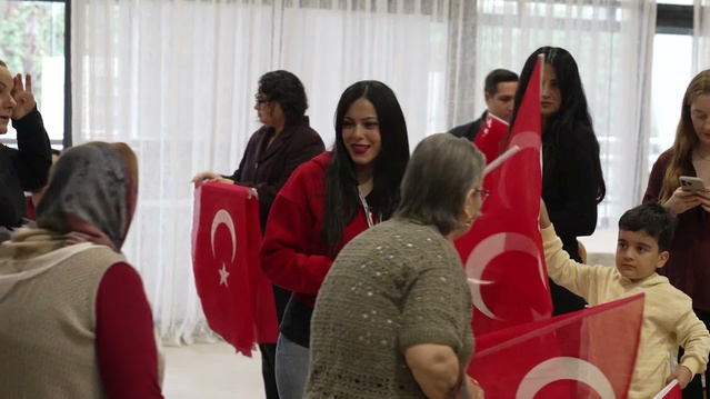 İzmir'de huzurevi sakinleri 29 Ekim'i zeybekli baloyla kutladı