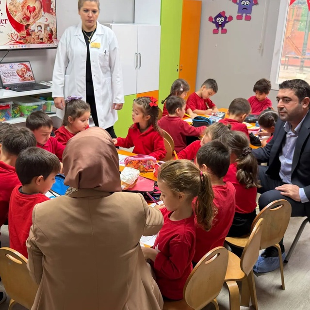 Düzce'de Kızılay Haftası'nda minik öğrenciler yardımlaşmayı eğlenerek öğrendi