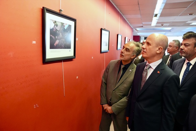 İzmir'deki Gazze sergisini gezen YÖK Başkanı Özvar, yaklaşık 60 fotoğrafı inceledi