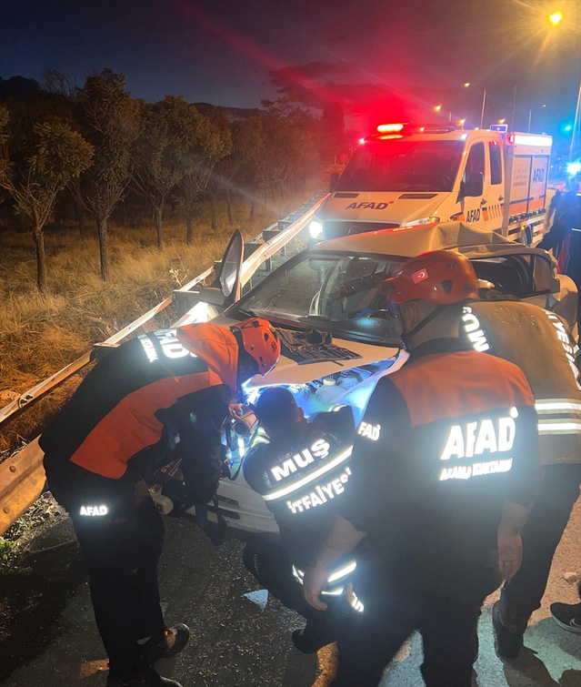 Muş'ta otomobil ile tır çarpıştı, araçta sıkışan 2 kişi yaralandı