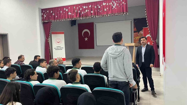 Türkeli Kaymakamı Kandemir, YKS'ye hazırlanan 12. sınıf öğrencileriyle buluştu