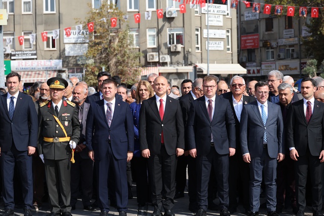 Kırıkkale'de 29 Ekim Cumhuriyet Bayramı, Cumhuriyet Meydanı'nda törenle kutlandı