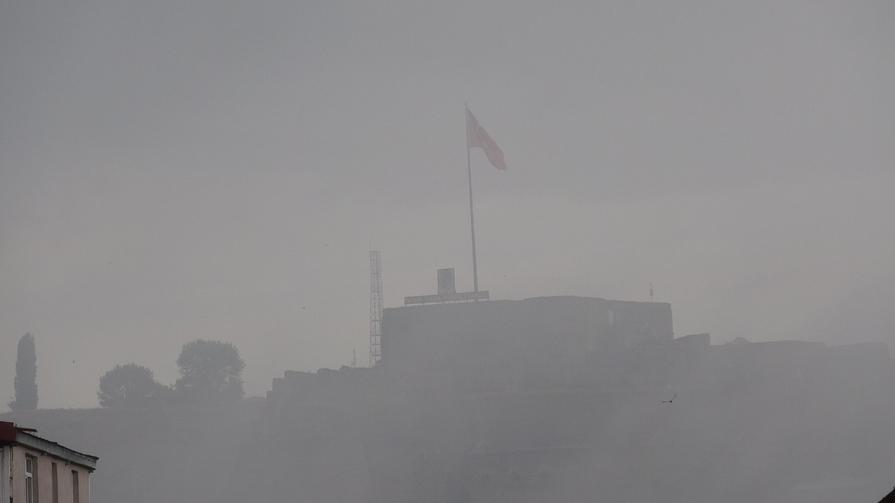 Kars Kalesi yoğun sis içinde kayboldu