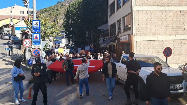 Murgul'da 'Siyanüre Hayır' yürüyüşünde Cengiz Holding'in havuzları protesto edildi