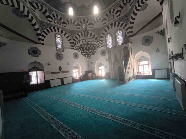 Sivas Vakıflar Bölge Müdürlüğü, 1846 vakfının şartıyla Kale Cami halılarını yeniledi
