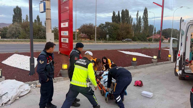 Afyonkarahisar Bolvadin'de hacizli araçtaki kadın sinir krizi geçirip bayıldı