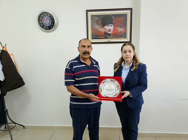 Elazığ Ağın'da Kaymakam Yılmaz, teknoloji sınıfı yaptıran iş insanına plaket verdi