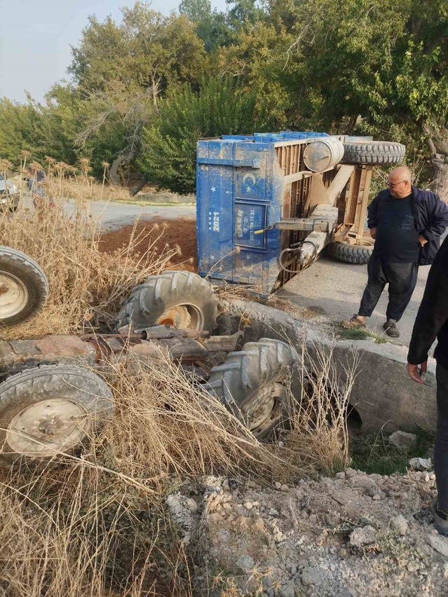 Gaziantep Nizip'te dereye uçan toprak yüklü traktörün sürücüsü yaralandı
