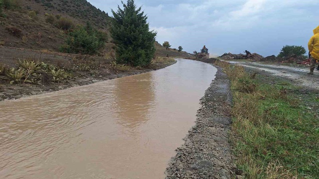 Erzincan Çağlayan'da HES'te su seviyesi zirve yaptı, Erzurum yolu tek yönlü kapatıldı