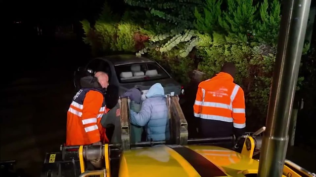 İBB, İstanbul'daki sağanakta mahsur kalan 859 kişiyi kurtardı