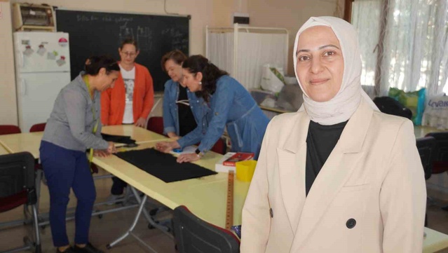 Manisa Yunusemre'de atıl sosyal tesiste 40 kadın yeni dönemde terzilik öğreniyor