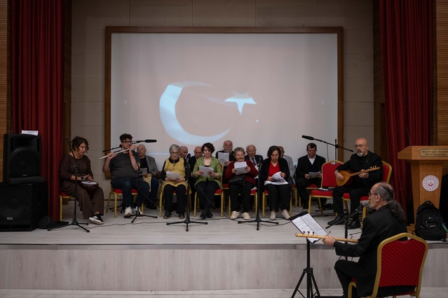 Seyranbağları Huzurevi korosu şefi, müzikle yürüyemeyenleri yürüttüklerini söyledi