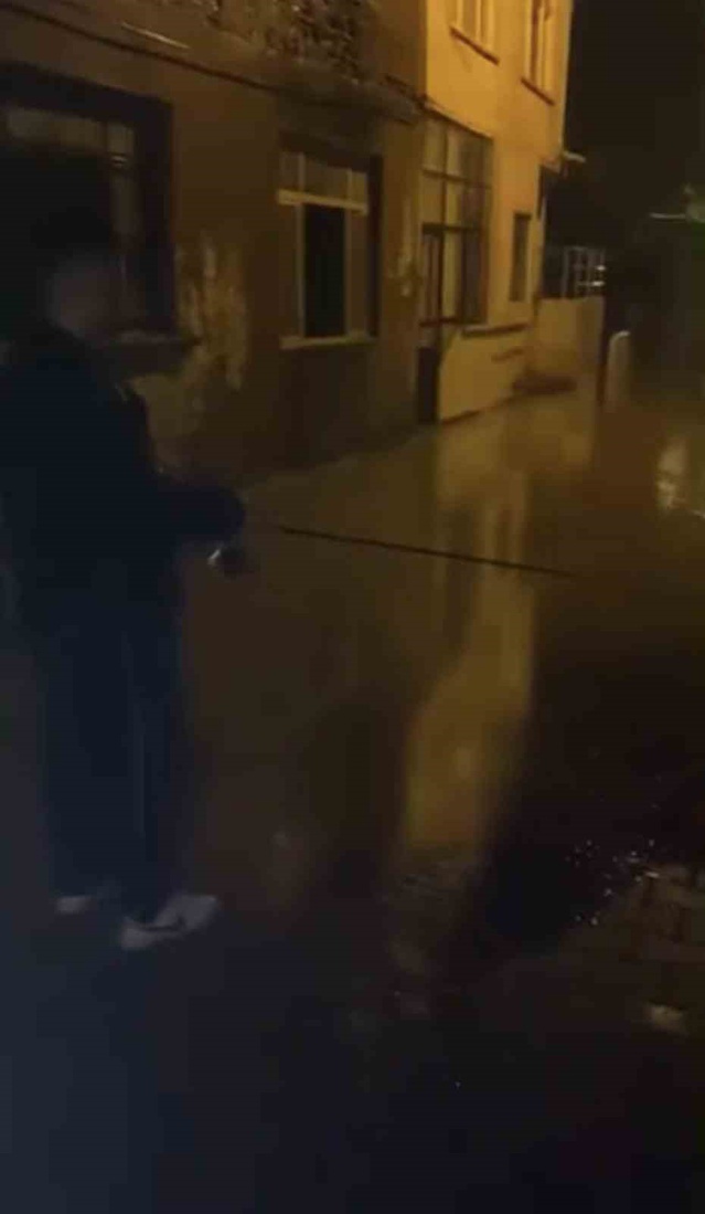 Biga'da sağanak cadde ve sokakları göle çevirince bir vatandaş suya olta attı